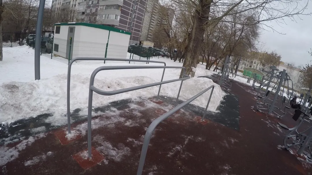 Sbarra per trazioni presso Calisthenics Park at Новоселенский переулок, Москва – foto 7 di 7