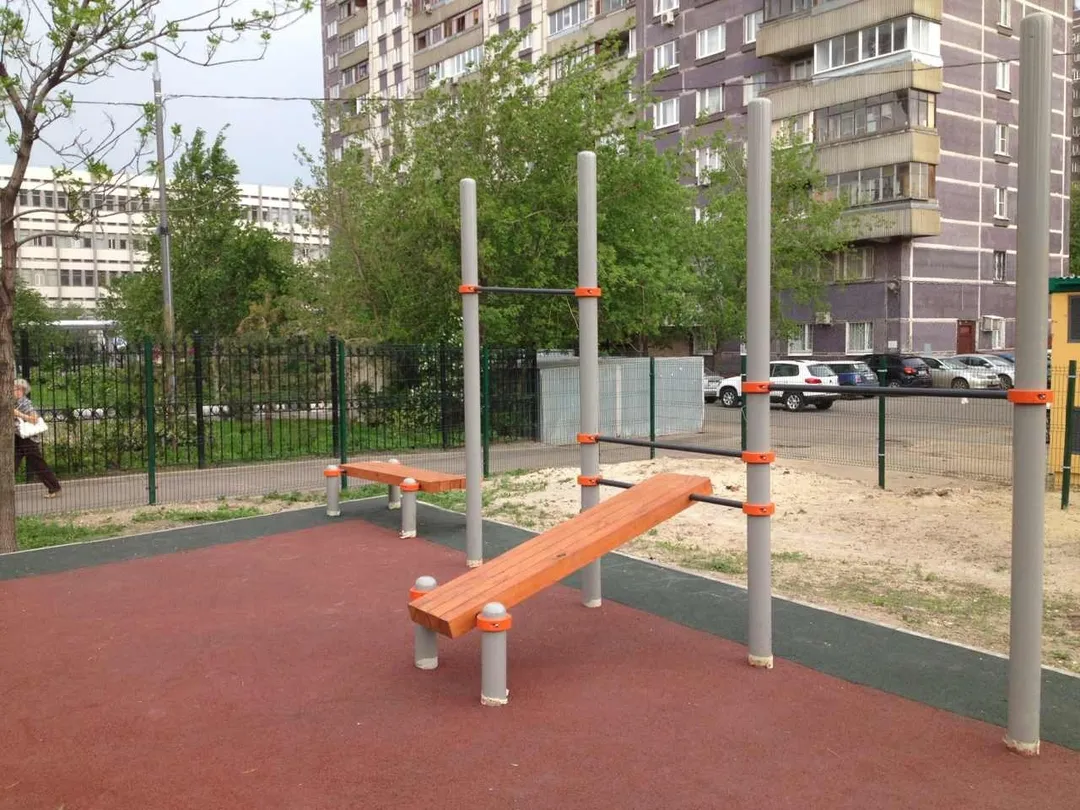 Maniglie per piegamenti presso Calisthenics Park at Новоселенский переулок, Москва – foto 2 di 7