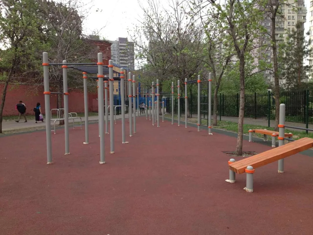 Sbarra per trazioni presso Calisthenics Park at Новоселенский переулок, Москва – foto 1 di 7
