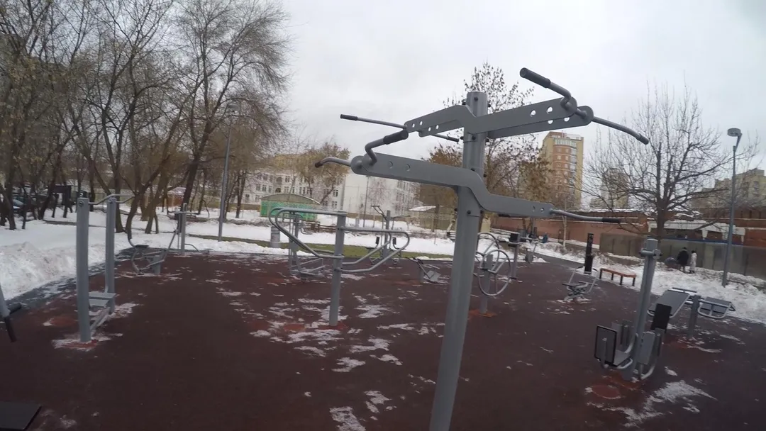 Panca per addominali presso Calisthenics Park at Новоселенский переулок, Москва – foto 6 di 7