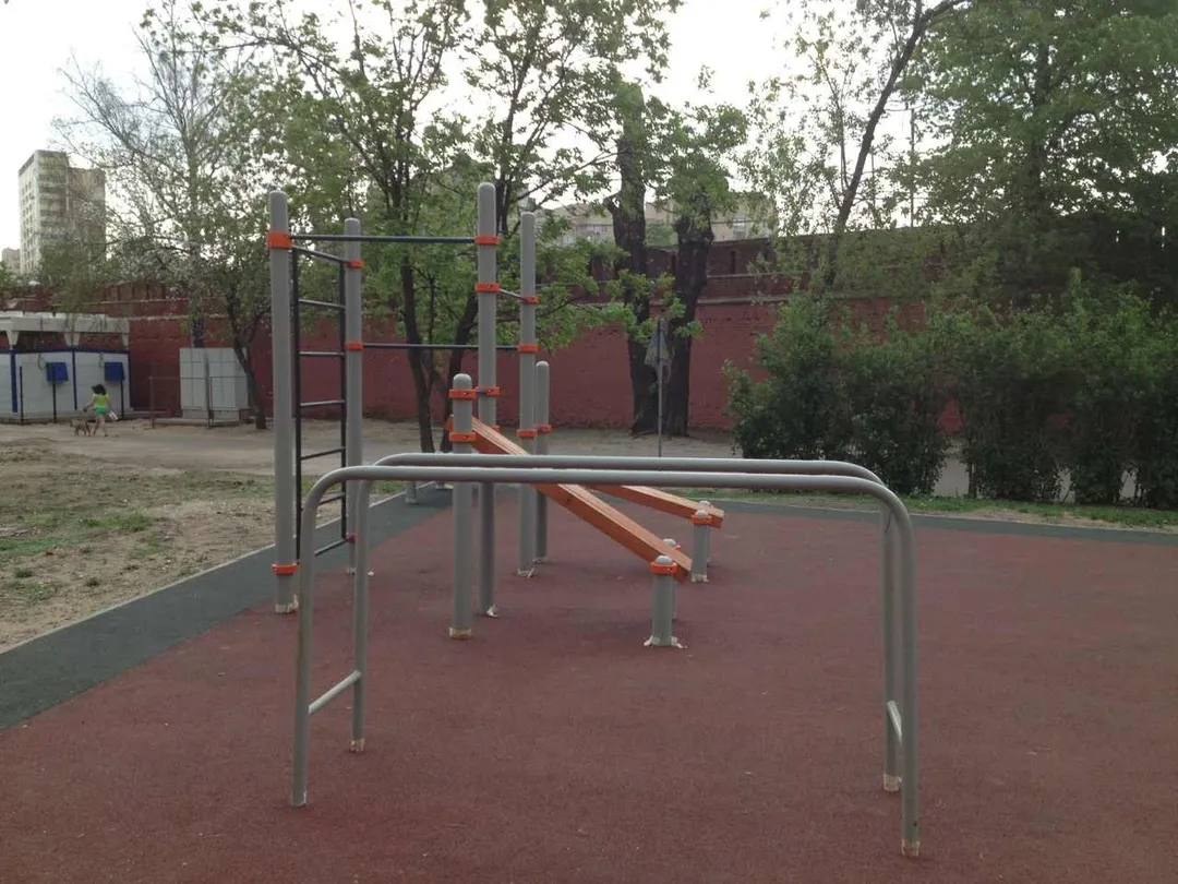 Parallele presso Calisthenics Park at Новоселенский переулок, Москва – foto 3 di 7