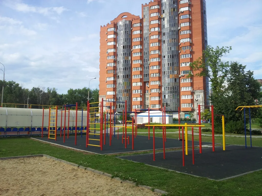 Parallele presso Calisthenics Park at улица Колпакова, Мытищи – foto 2 di 2