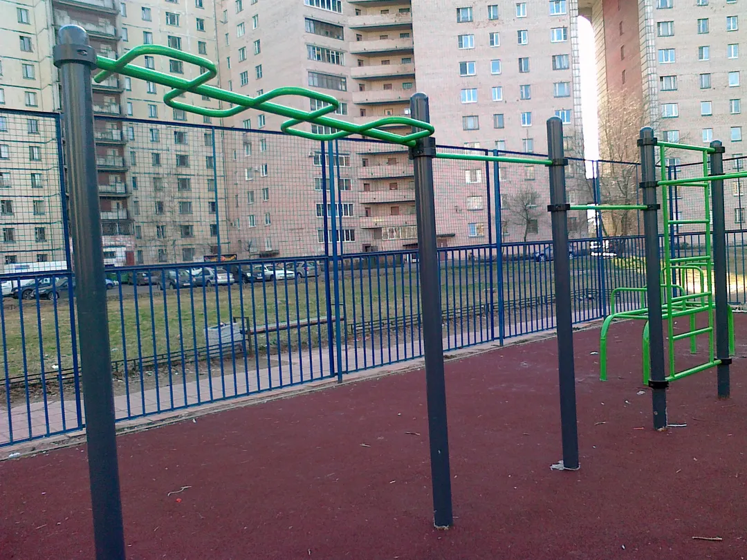 Abs Bench at Calisthenics Park at улица Кораблестроителей, Санкт-Петербург – photo 6 of 7