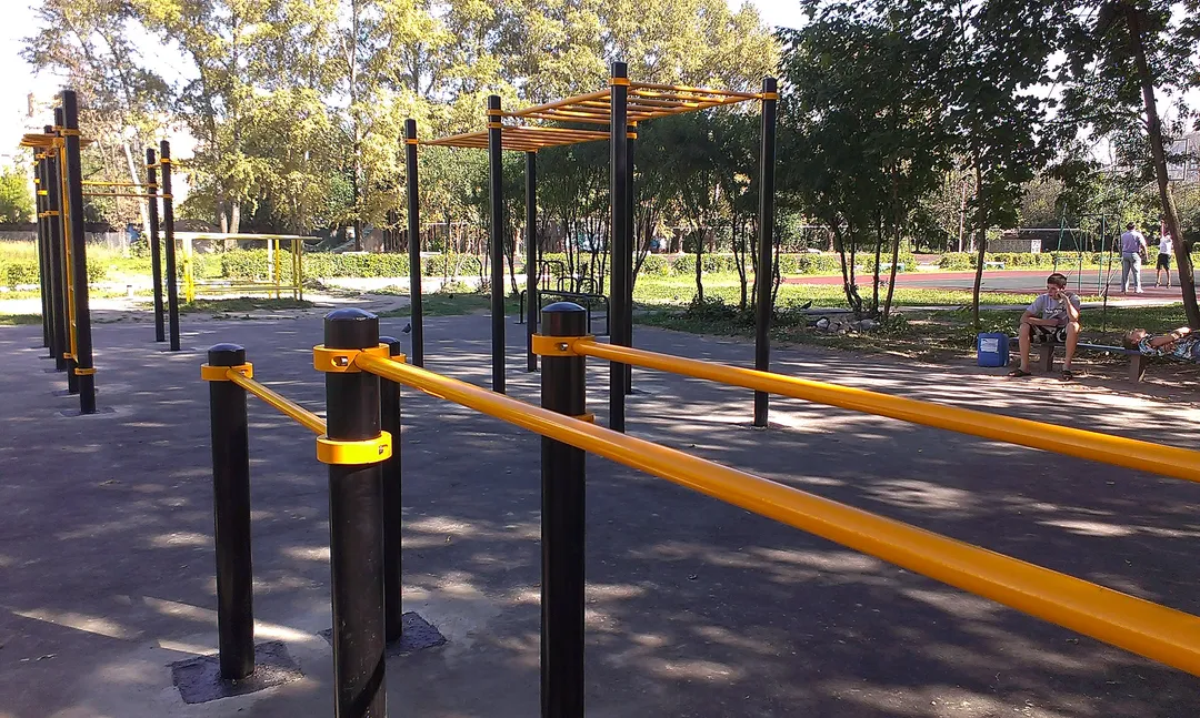 Parallel Gym Bars at Calisthenics Park at Спортивный комплекс «Вымпел», Королёв – photo 2 of 6