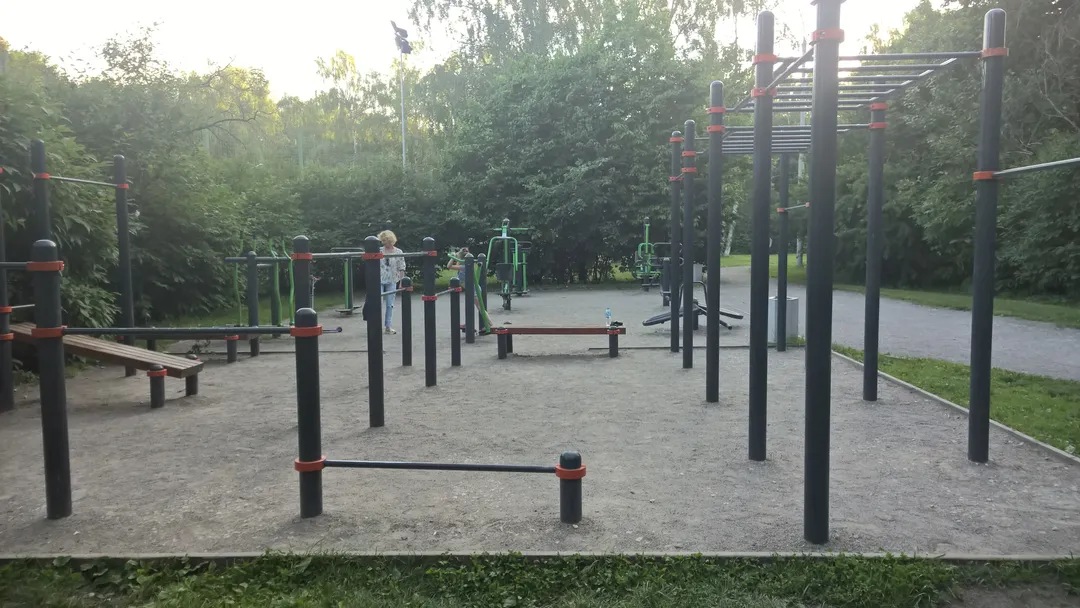Sbarra per trazioni presso Calisthenics Park at 1-й Лучевой просек, Москва – foto 1 di 2