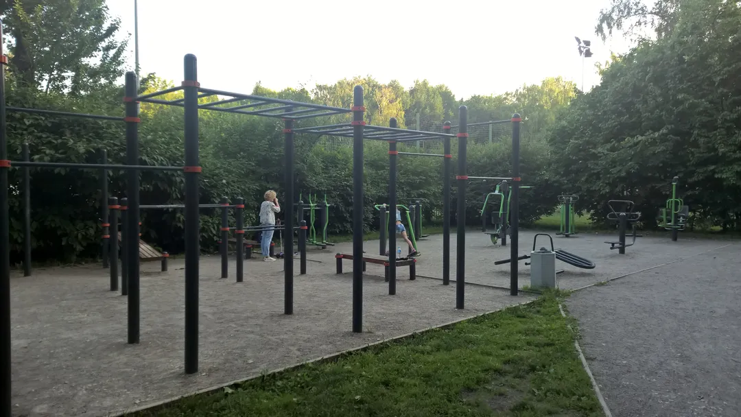 Parallele presso Calisthenics Park at 1-й Лучевой просек, Москва – foto 2 di 2