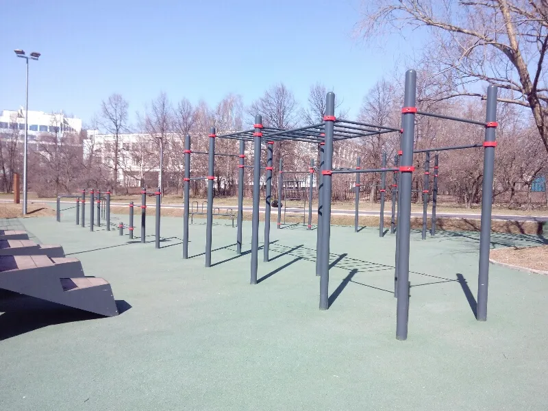 Sbarra per trazioni presso Calisthenics Park at Главная дорожка, Москва – foto 1 di 3