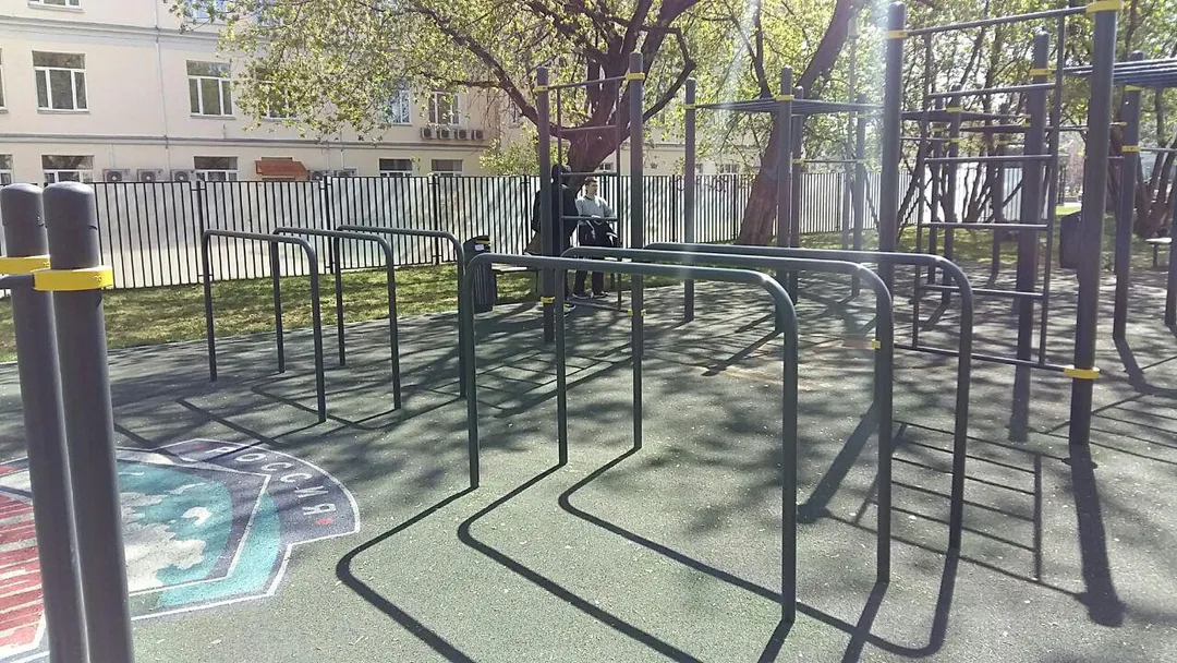 Barras Paralelas en Calisthenics Park at улица Пресненский Вал, Москва – foto 2 de 4