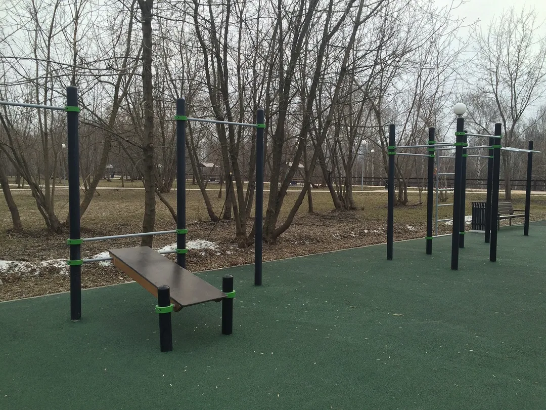 Bare paralele la Calisthenics Park at Каширское шоссе, Москва – fotografia 2 din 5