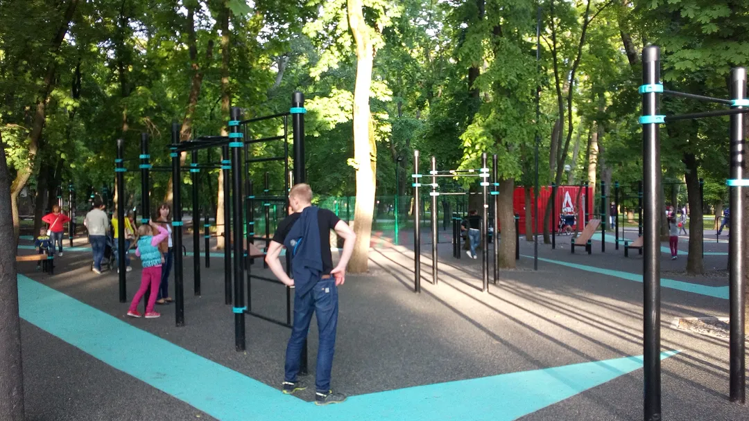 Bancă pentru abdomen la Calisthenics Park at Театральная площадь, Ростов-на-Дону – fotografia 5 din 13
