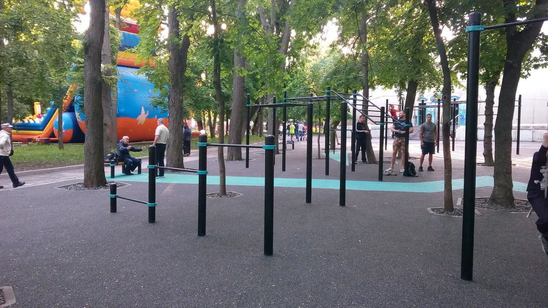 Bare paralele la Calisthenics Park at Театральная площадь, Ростов-на-Дону – fotografia 2 din 13