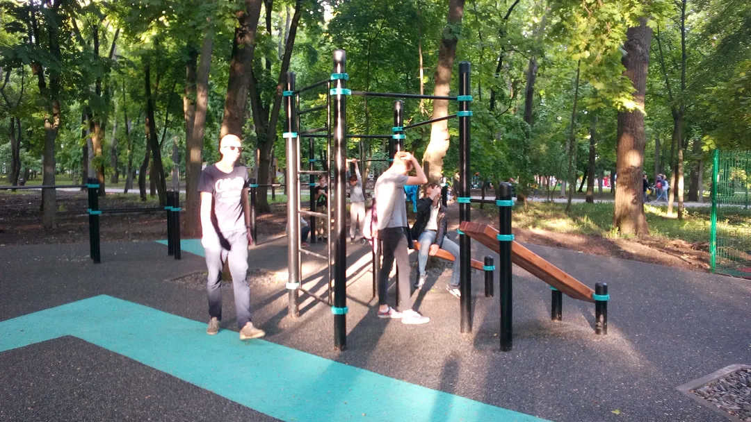 Bancă pentru abdomen la Calisthenics Park at Театральная площадь, Ростов-на-Дону – fotografia 11 din 13