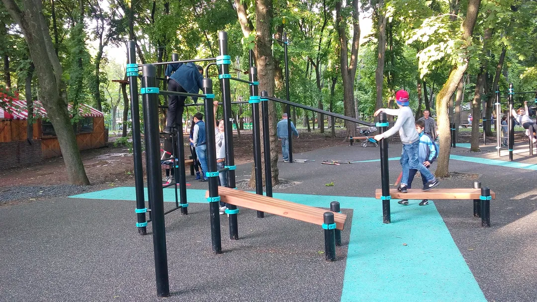 Bare paralele la Calisthenics Park at Театральная площадь, Ростов-на-Дону – fotografia 8 din 13