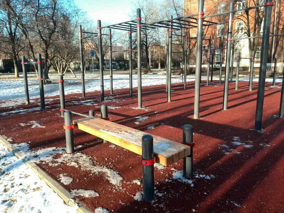 Sbarra per trazioni presso Calisthenics Park at Новочерёмушкинская улица, Москва – foto 1 di 2