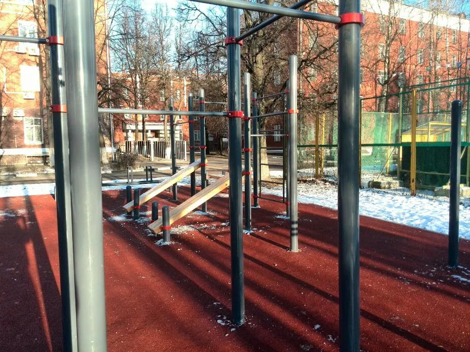 Maniglie per piegamenti presso Calisthenics Park at Новочерёмушкинская улица, Москва – foto 2 di 2