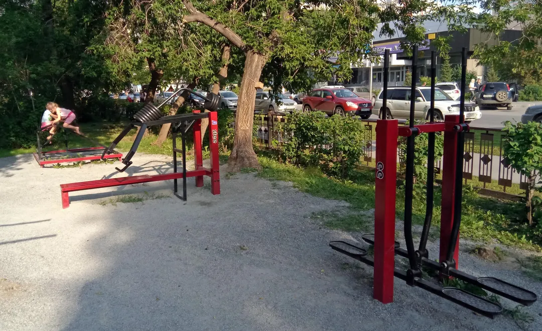 Лавка для преса на майданчику Calisthenics Park at Ядринцевская улица, Новосибирск – фото 6 з 7