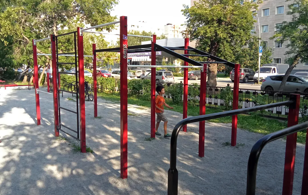 Бруси на майданчику Calisthenics Park at Ядринцевская улица, Новосибирск – фото 2 з 7