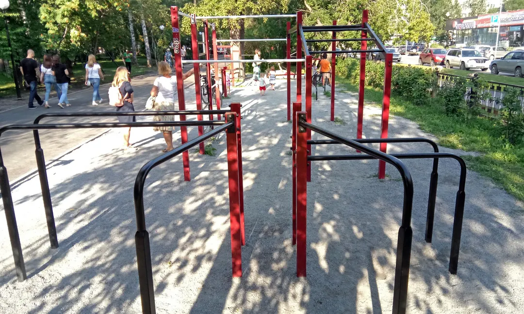 Низькі бруси на майданчику Calisthenics Park at Ядринцевская улица, Новосибирск – фото 3 з 7