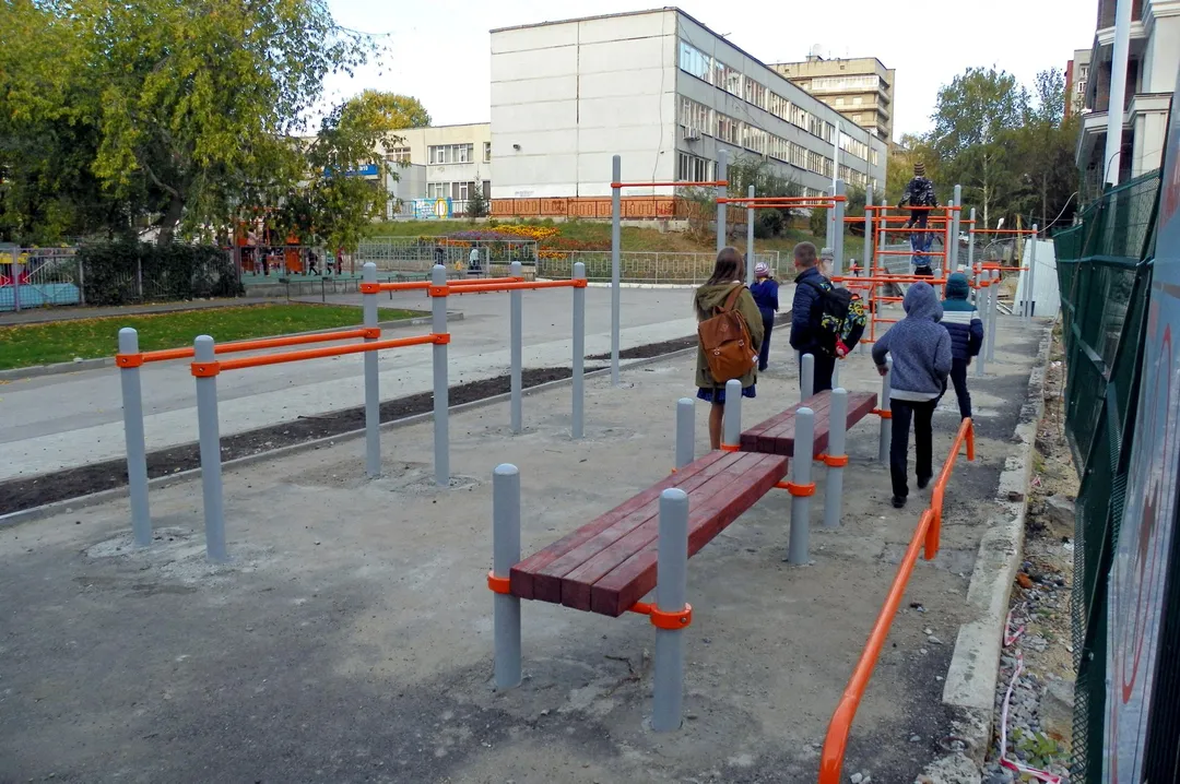 Parallele presso Calisthenics Park at улица Щетинкина, Новосибирск – foto 2 di 7