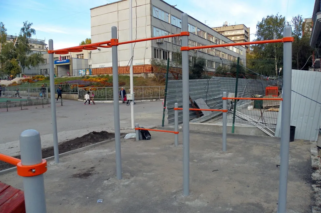 Sbarra per trazioni presso Calisthenics Park at улица Щетинкина, Новосибирск – foto 6 di 7