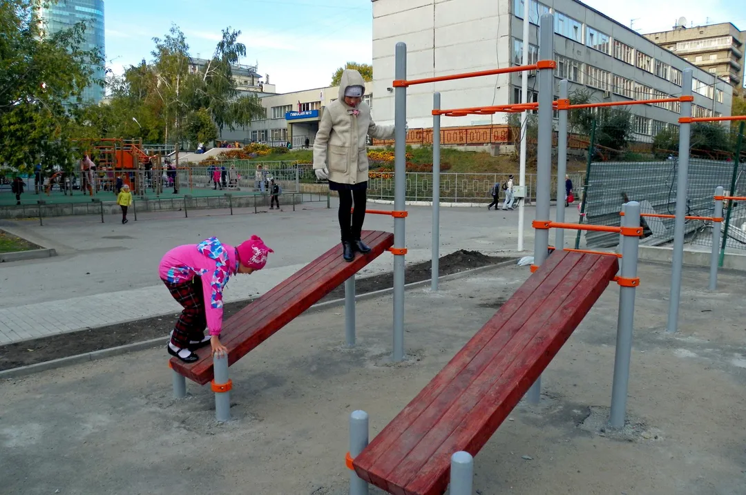 Panca per addominali presso Calisthenics Park at улица Щетинкина, Новосибирск – foto 5 di 7