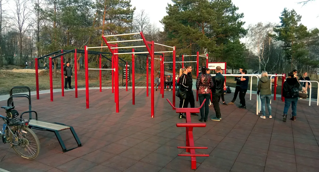 Bare paralele la Calisthenics Park at Липовая аллея, городской округ Новосибирск – fotografia 2 din 8