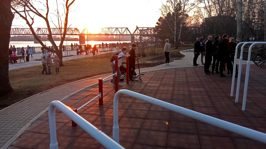 Bare paralele joase la Calisthenics Park at Липовая аллея, городской округ Новосибирск – fotografia 7 din 8