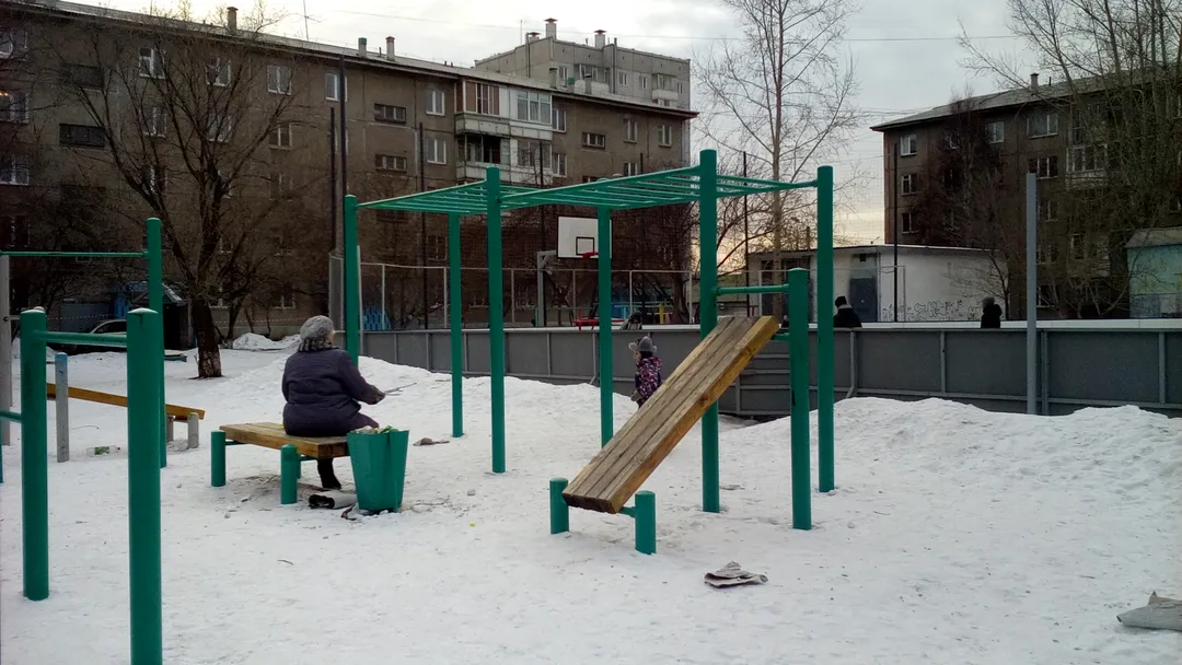 Parallele presso Calisthenics Park at Луговая улица, Красноярск – foto 2 di 3
