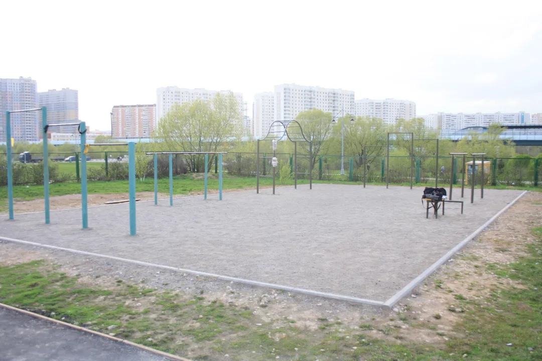 Sbarra per trazioni presso Calisthenics Park at Южнобутовская улица, Москва – foto 1 di 1