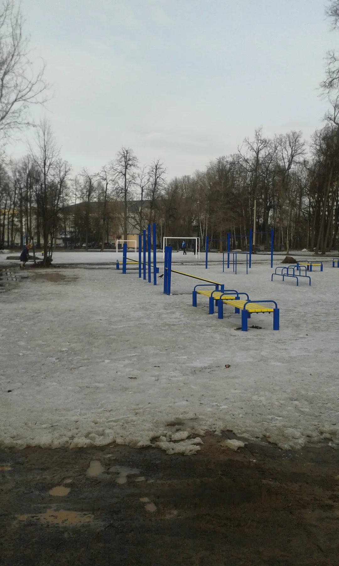 Sbarra per trazioni presso Calisthenics Park at проспект Ямашева, Казань – foto 1 di 5