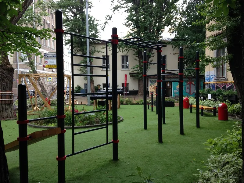 Bare paralele la Calisthenics Park at Кривоколенный переулок, Москва – fotografia 2 din 3