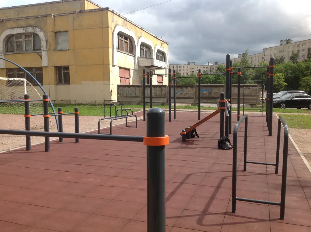 Sbarra per trazioni presso Calisthenics Park at Малая Балканская улица, Санкт-Петербург – foto 1 di 2