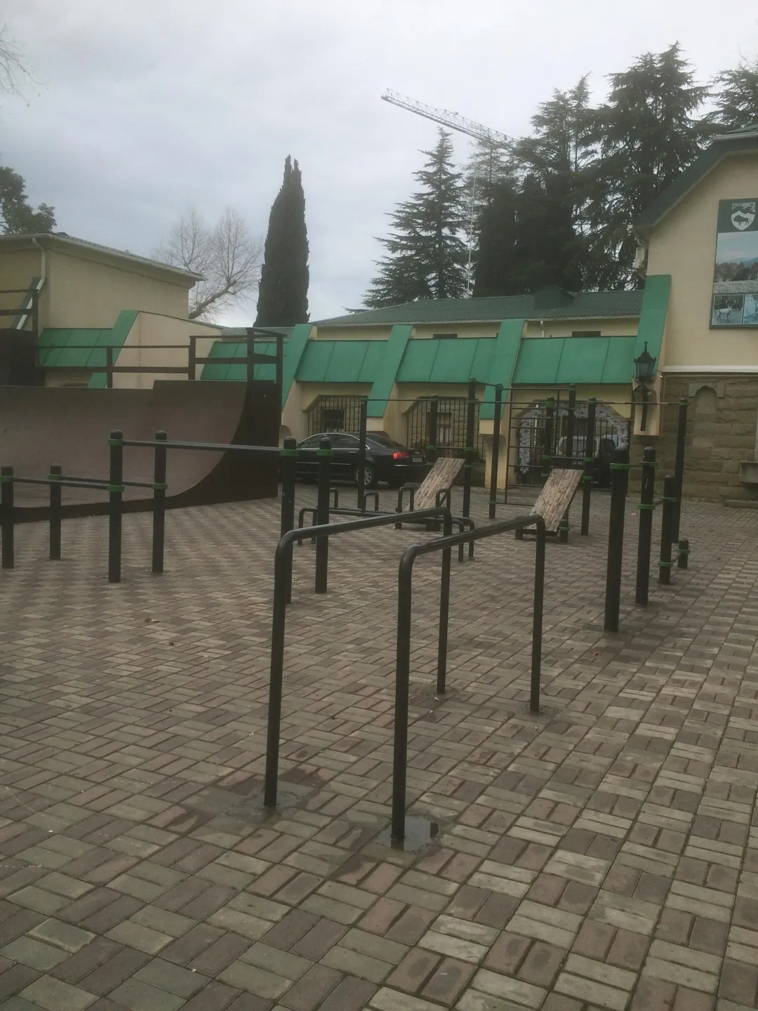 Niedrige Barren bei Calisthenics Park at улица Карла Маркса, Сочи – Foto 3 von 3
