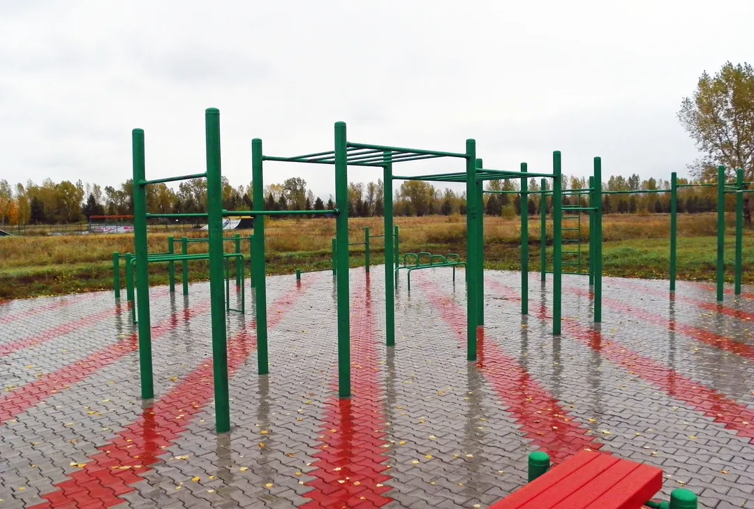 Bare paralele la Calisthenics Park at Кубанская улица, Красноярск – fotografia 2 din 5
