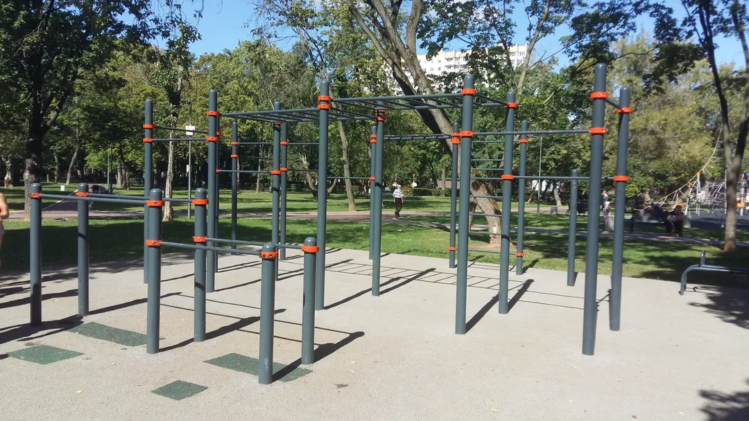 Sbarra per trazioni presso Calisthenics Park at 2-й Гончаровский переулок, Москва – foto 1 di 5