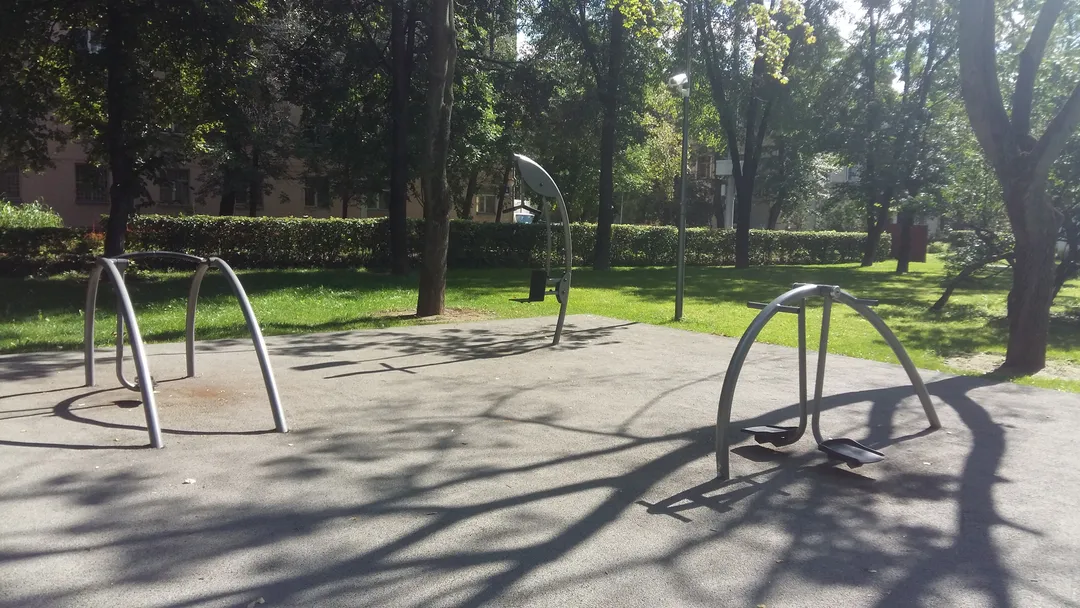 Parallele presso Calisthenics Park at 2-й Гончаровский переулок, Москва – foto 2 di 5