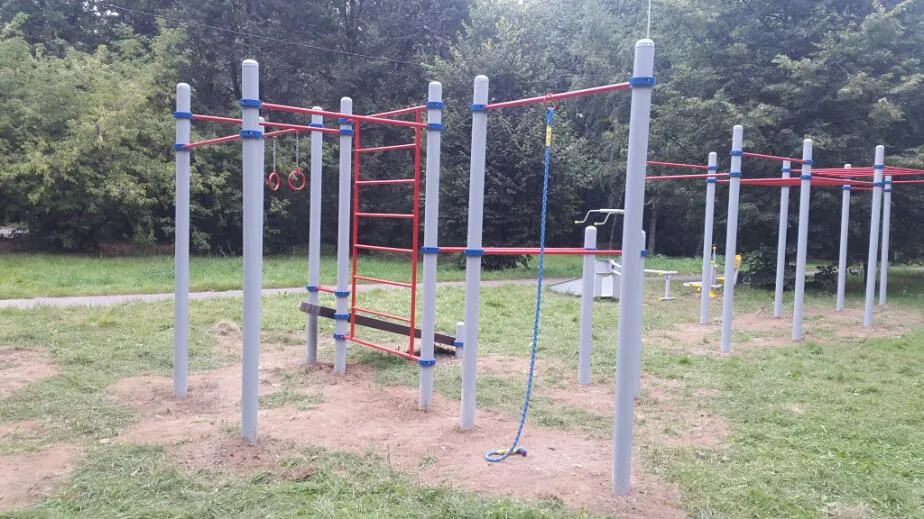 Barres parallèles à Calisthenics Park at Никольский тупик, Москва – photo 2 sur 4