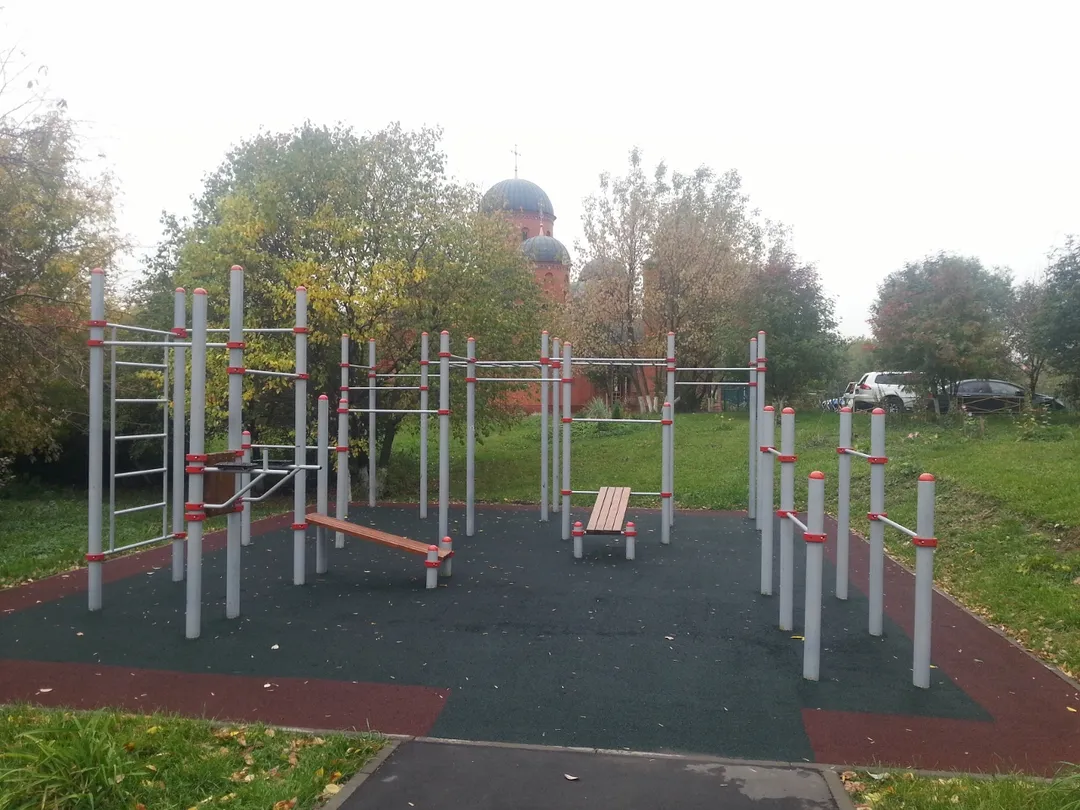 Бруси на майданчику Calisthenics Park at улица Хачатуряна, Москва – фото 2 з 4