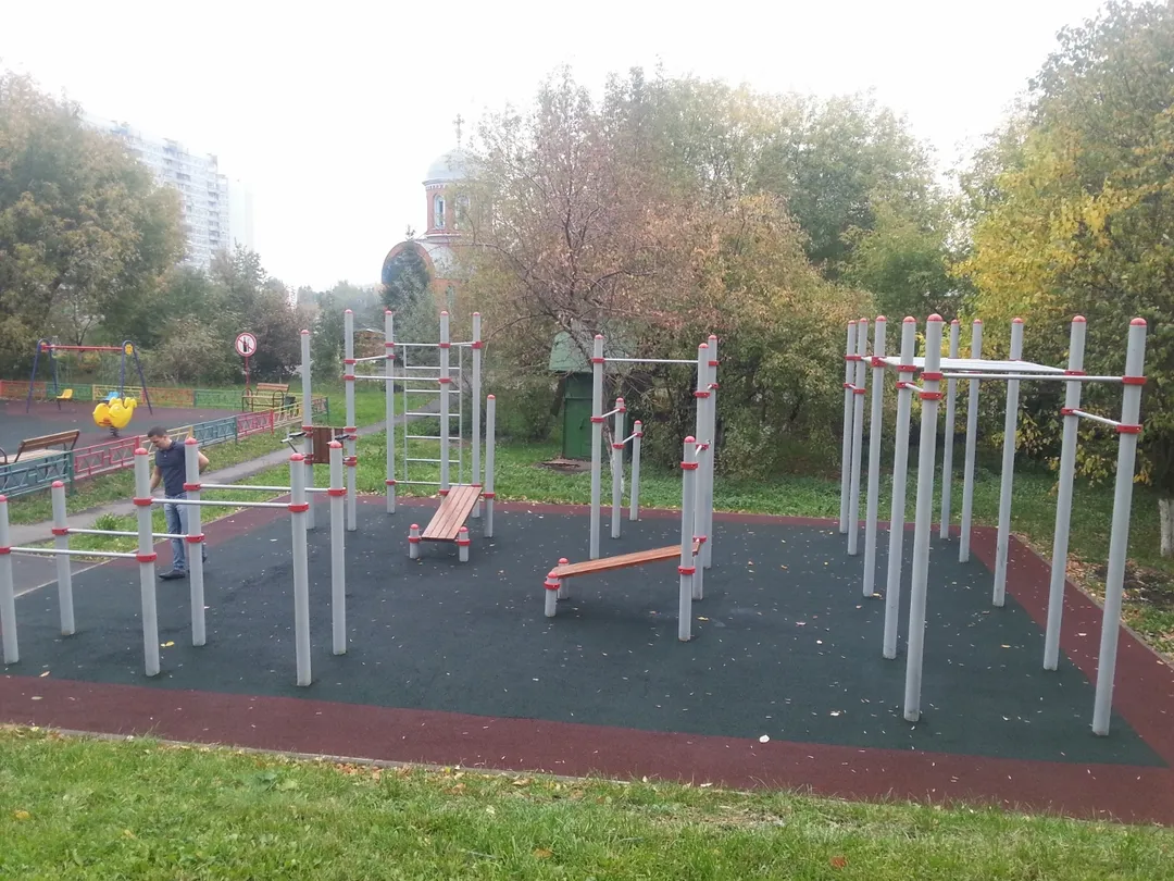 Лавка для преса на майданчику Calisthenics Park at улица Хачатуряна, Москва – фото 4 з 4
