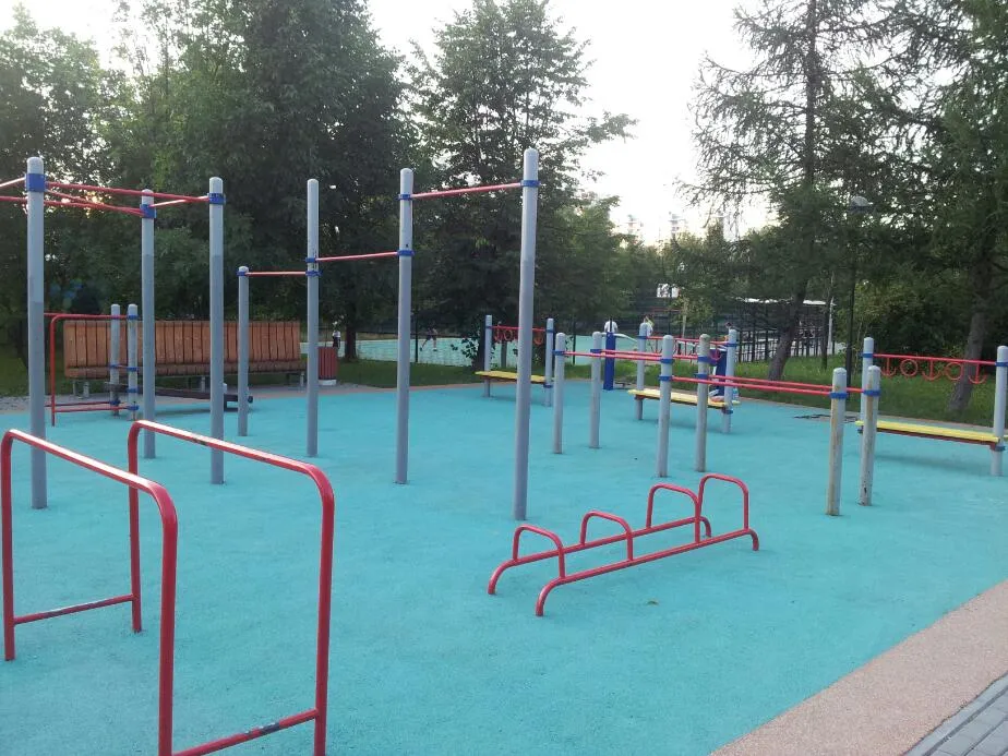 Лавка для преса на майданчику Calisthenics Park at проезд Олимпийской Деревни, Москва – фото 4 з 4