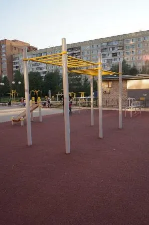 Hangelstange bei Calisthenics Park at улица Генерала Попова, Калуга – Foto 4 von 5