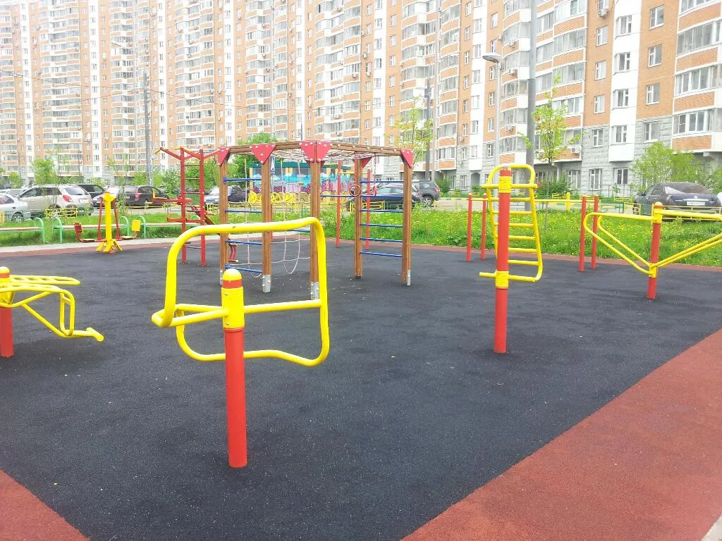Bară de tracțiuni la Calisthenics Park at Лухмановская улица, Москва – fotografia 1 din 4