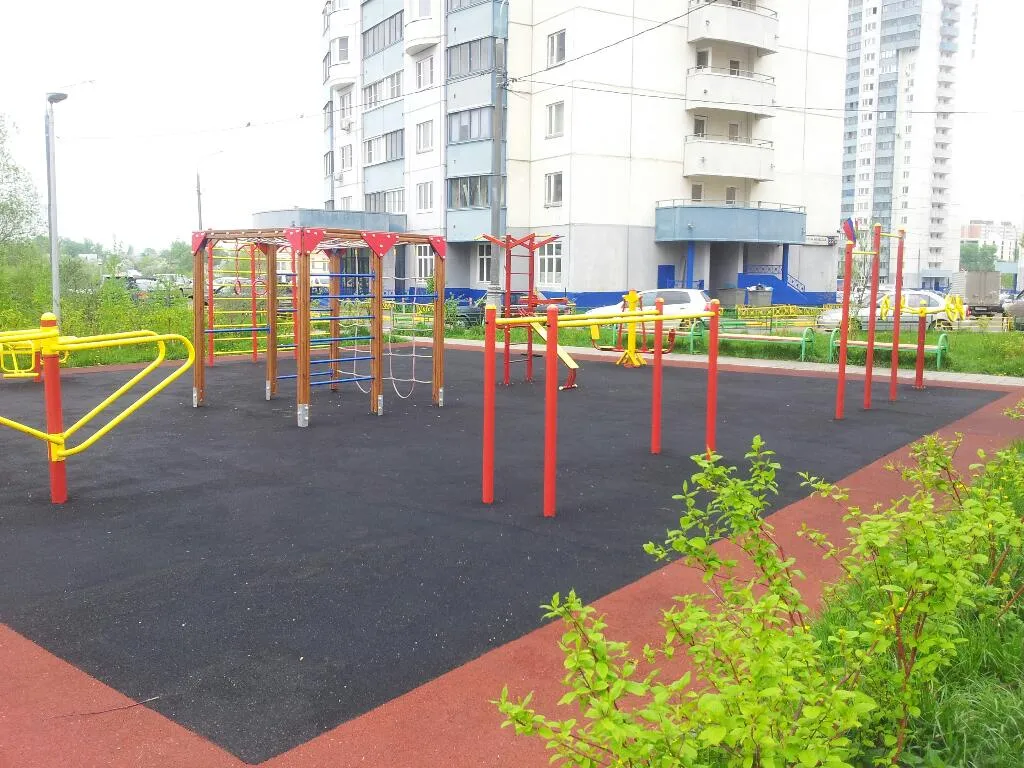 Bare paralele la Calisthenics Park at Лухмановская улица, Москва – fotografia 2 din 4