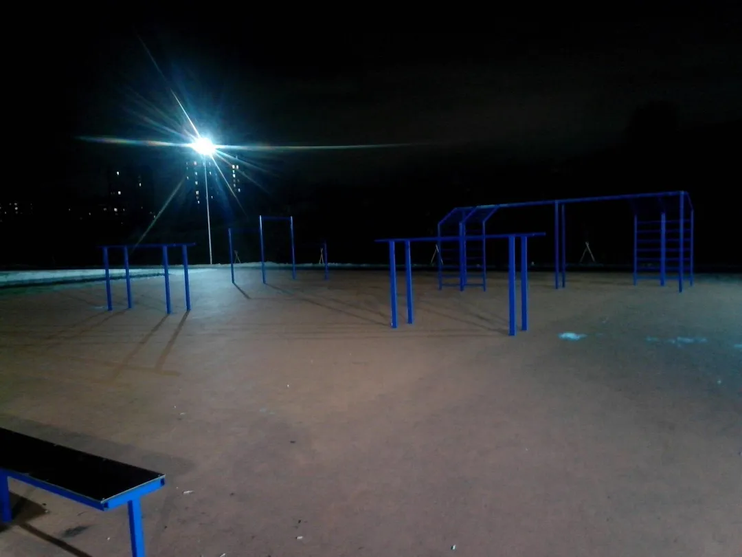 Sbarra per trazioni presso Calisthenics Park at улица Латышских Стрелков, Санкт-Петербург – foto 1 di 2