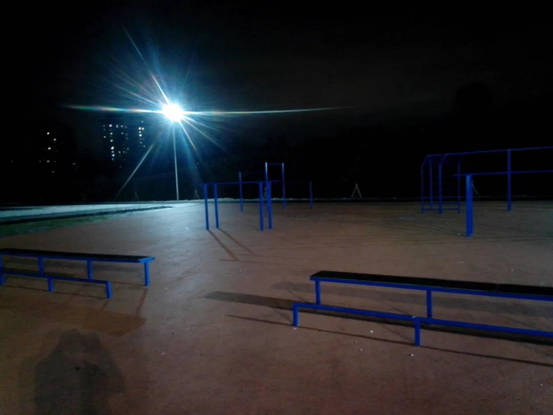 Parallele presso Calisthenics Park at улица Латышских Стрелков, Санкт-Петербург – foto 2 di 2