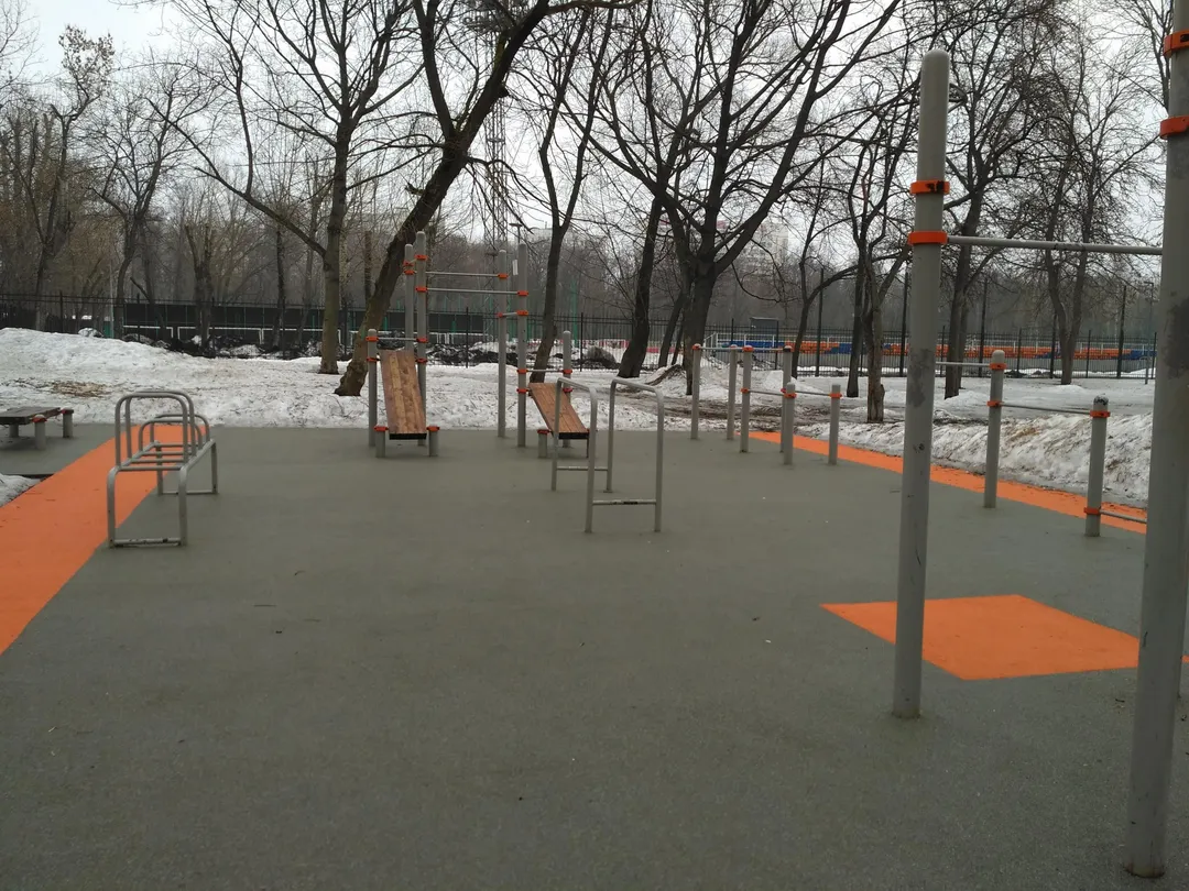 Bare paralele la Calisthenics Park at улица Лазо, Москва – fotografia 2 din 5