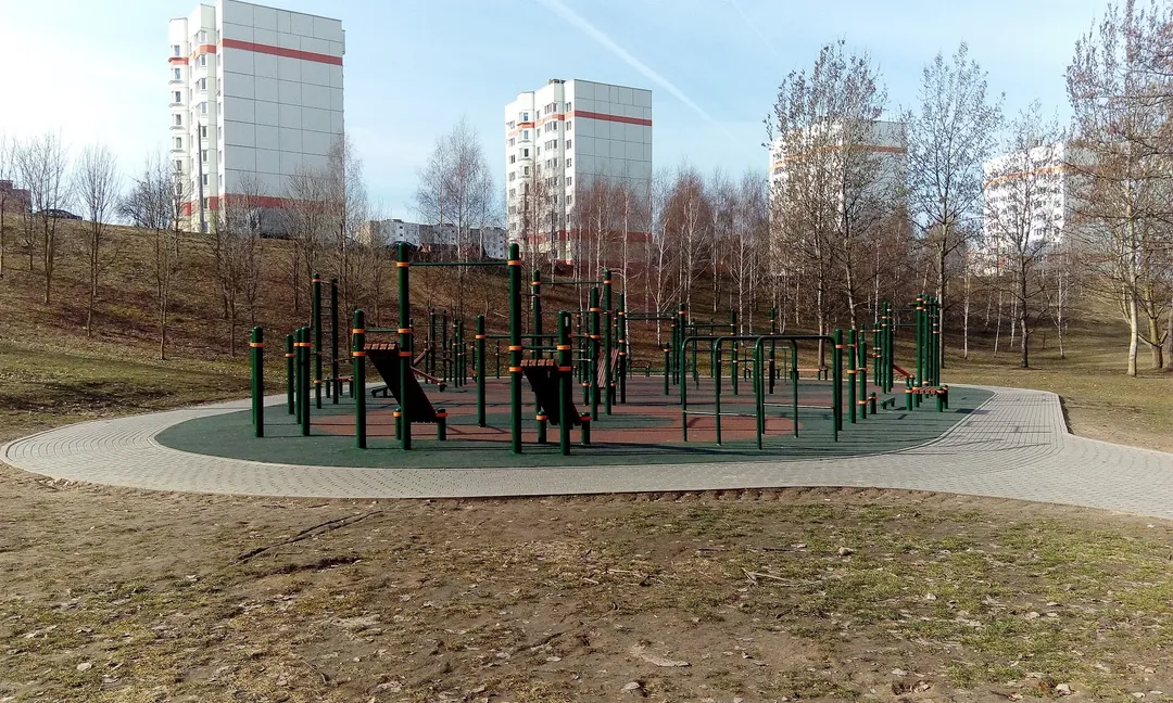 Parallel Gym Bars at Calisthenics Park at вуліца Касманаўтаў, Мінск – photo 2 of 2