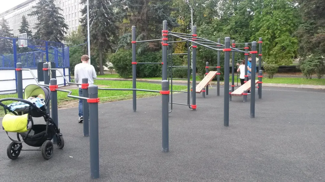 Bare paralele la Calisthenics Park at улица Академика Хохлова, Москва – fotografia 2 din 4