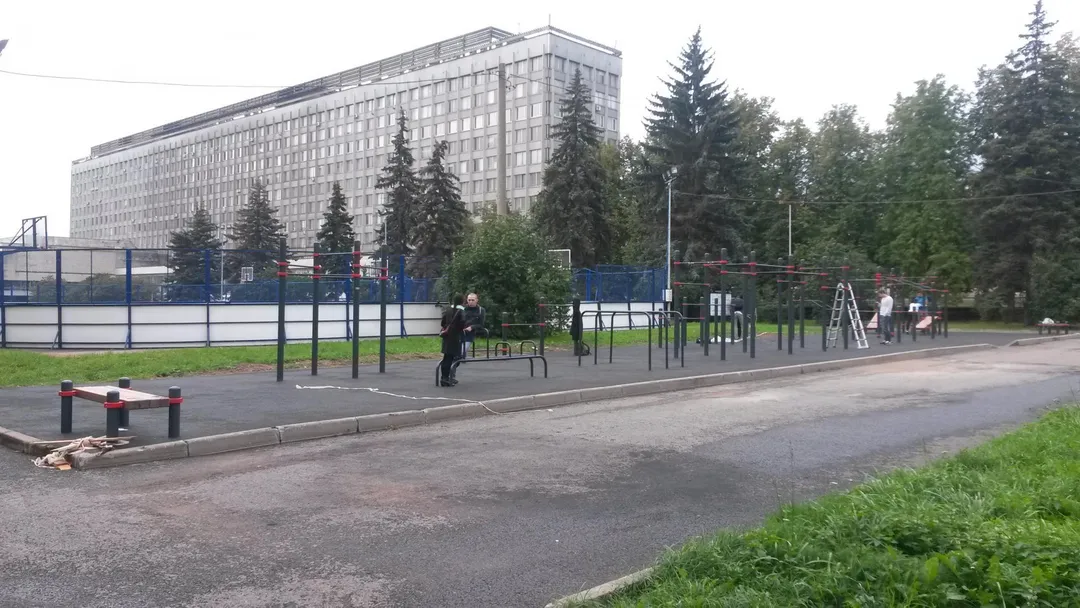 Bară de tracțiuni la Calisthenics Park at улица Академика Хохлова, Москва – fotografia 1 din 4