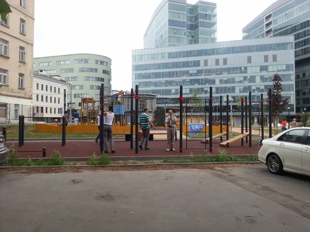Рукохід на майданчику Calisthenics Park at Трубная улица, Москва – фото 3 з 3